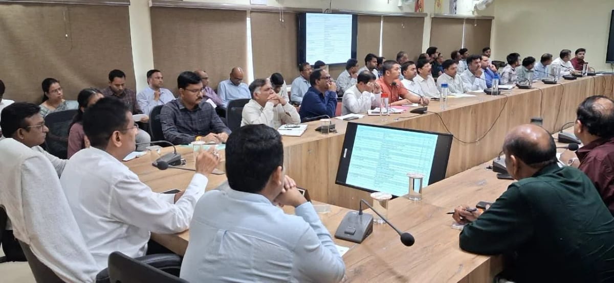 सड़कों की मरम्मत में लापरवाही बर्दाश्त नहीं, खराब सड़कें तत्काल दुरुस्त करें: कलेक्टर प्रताप नारायण यादव