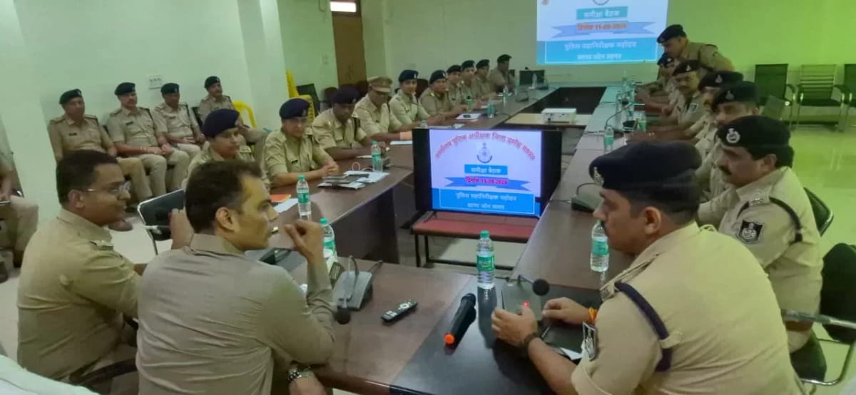 दमोह पहुंचे सागर जोन के आईजी इरशाद वली, पुलिस अधिकारियों के साथ की अपराध समीक्षा बैठक
