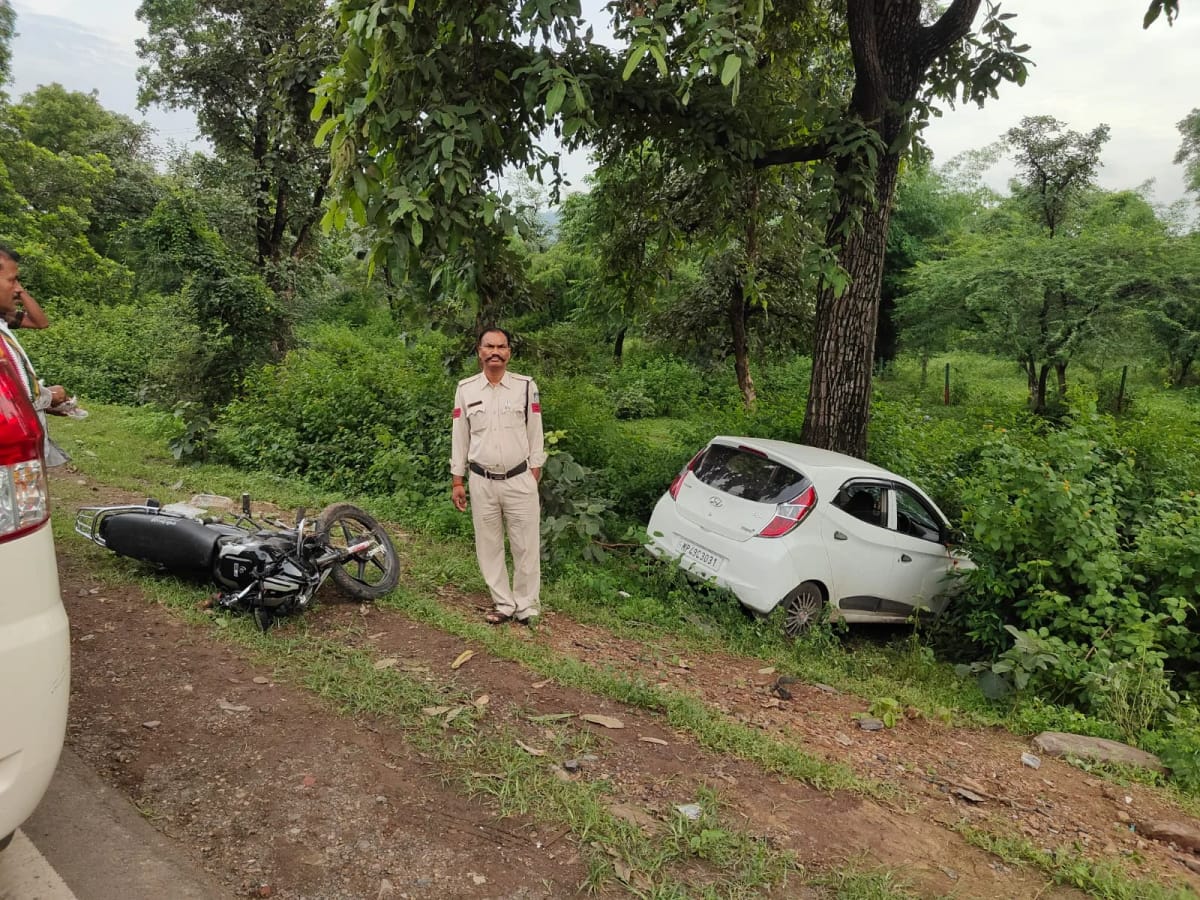 दमोह-जबलपुर हाईवे पर हादसा: कार और बाइक की भिड़ंत के बाद वाहन खाई में उतरा