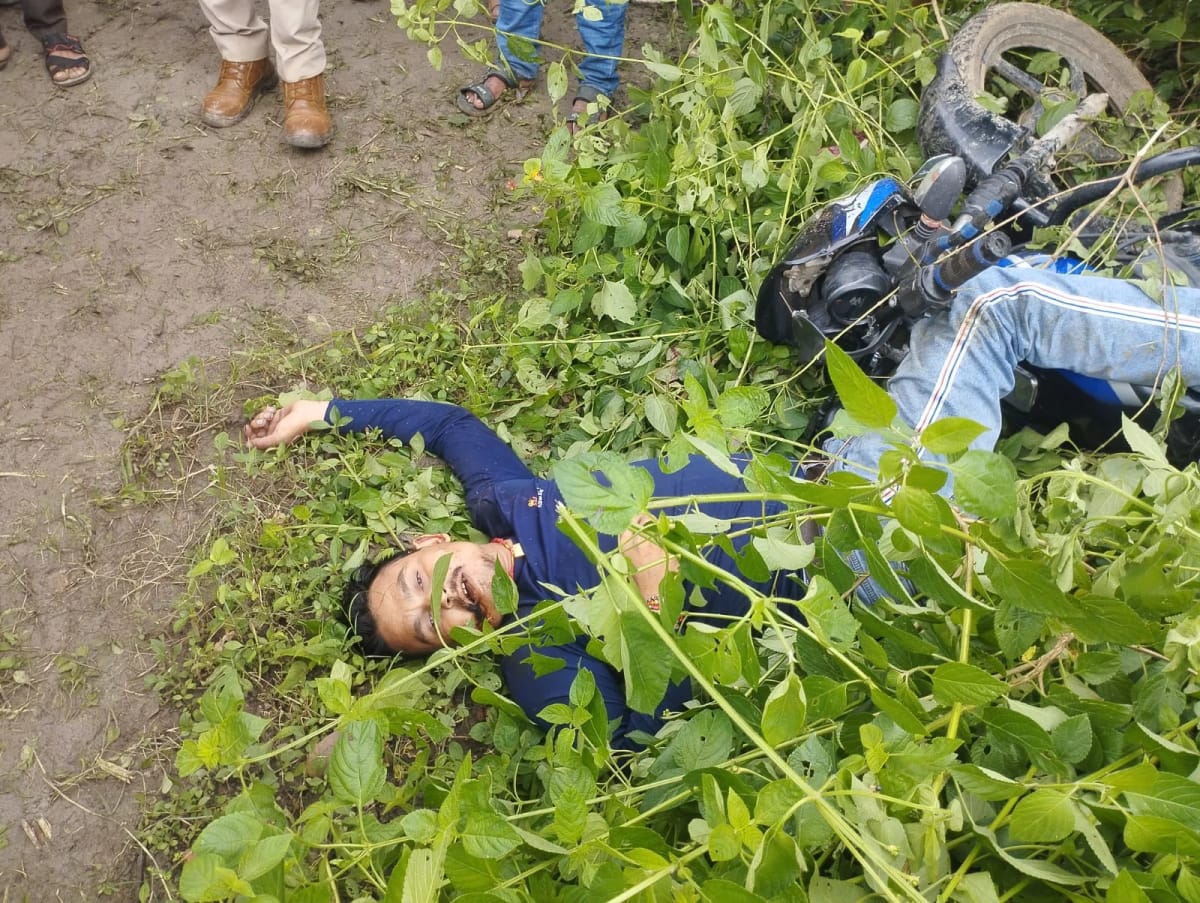 मुड़िया-पार्लर मार्ग पर दर्दनाक सड़क हादसा, पेड़ से टकराई बाइक; युवक की मौत