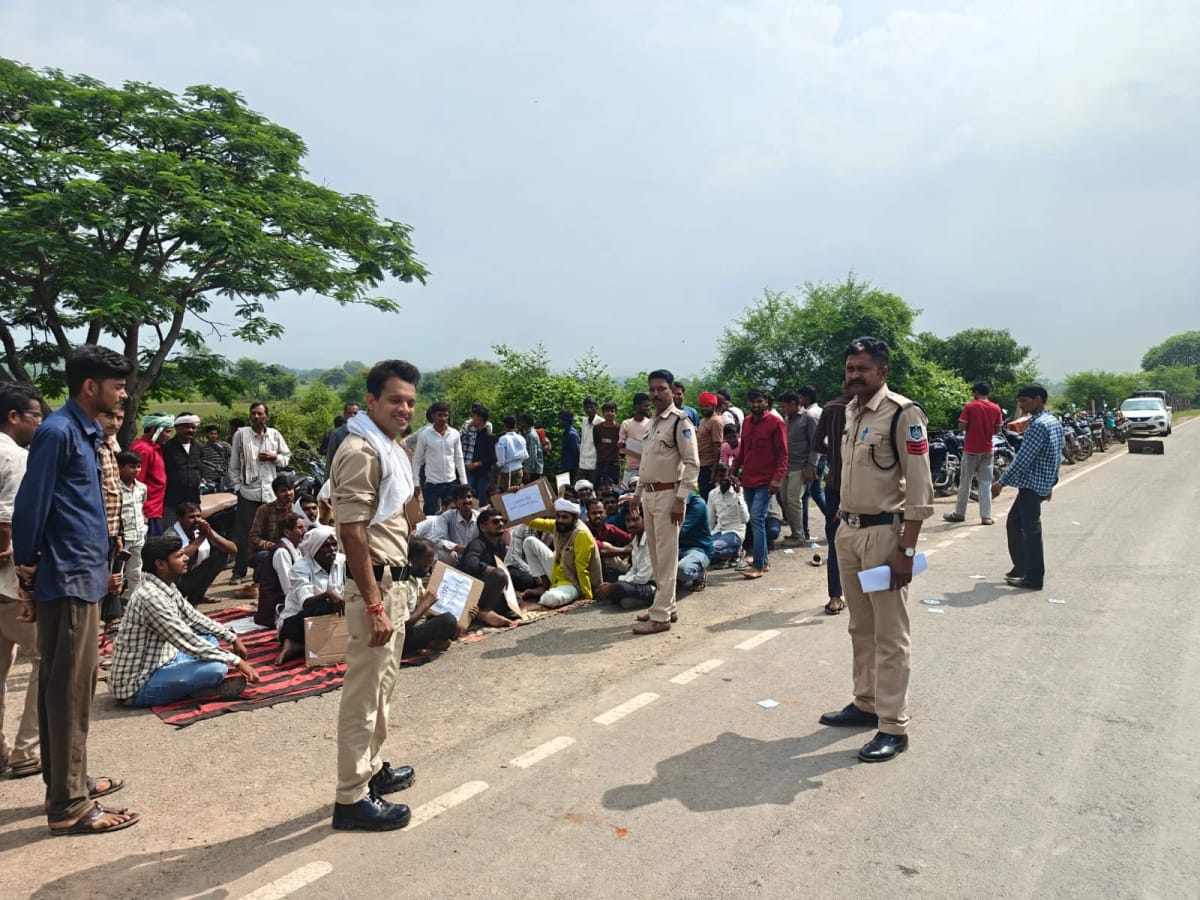 बेला जी में ग्रामीणों का शांतिपूर्ण धरना, स्कूल और सड़क की समस्याओं को लेकर प्रशासन को सौंपा ज्ञापन