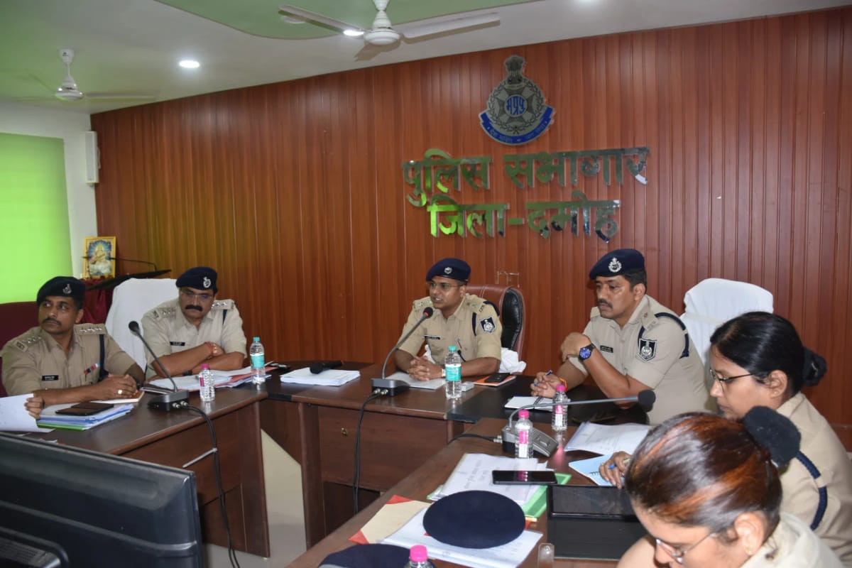 दमोह में एसपी आनंद कलादगि (IPS) ने ली अपराध समीक्षा बैठक, लंबित मामलों के त्वरित निराकरण के दिए निर्देश