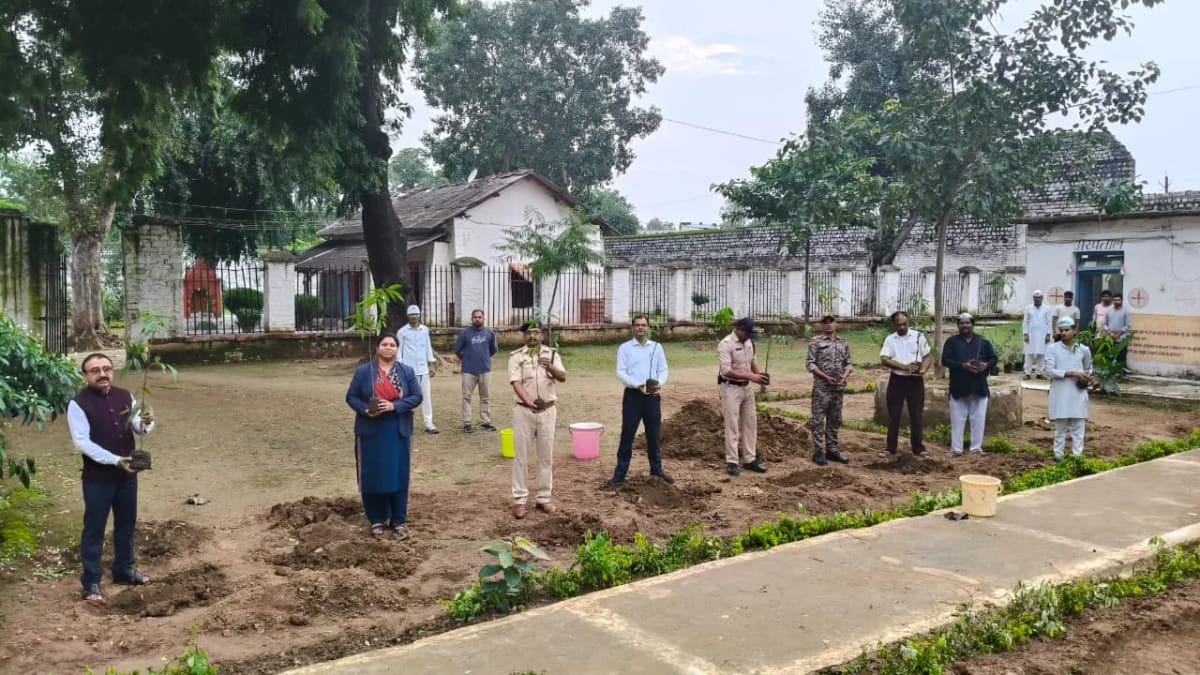 प्रधान जिला एवं सत्र न्यायाधीश सुभाष सोलंकी ने जिला जेल दमोह का किया निरीक्षण, बंदियों की समस्याएं सुनीं