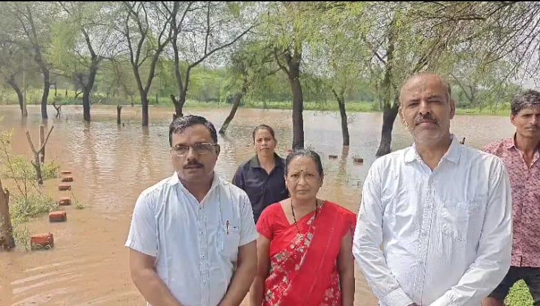पटेरा में बारिश से नदी-नाले उफान पर, जोखिम भरे रास्तों से स्कूल पहुंच रहे शिक्षक